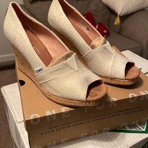 DISCOUNTED SHIPPING | TOMS Gold Shimmer Canvas Wedge 10